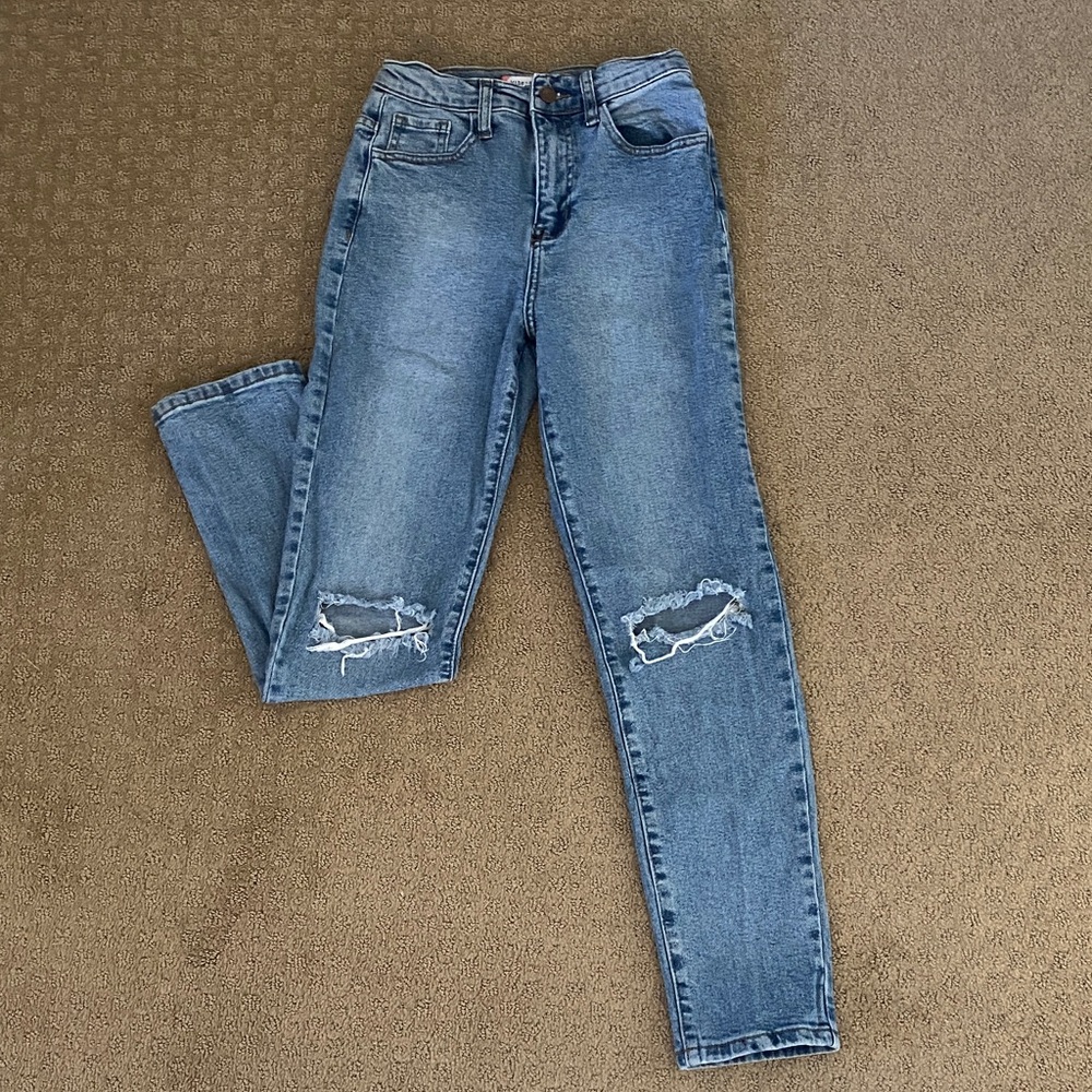 Junior’s Ripped Blue Jeans